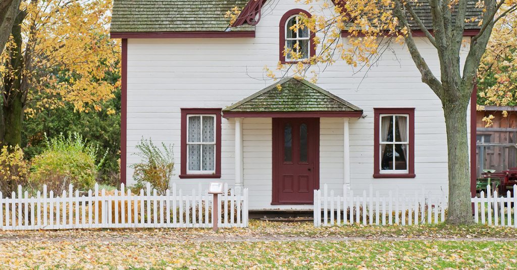 white picket fencing